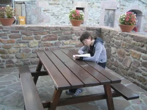 Irene leyendo en el silencio que invade este precioso pueblo